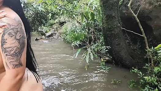 Eine kurvige kolumbianische frau trifft einen fremden am fluss und bittet ihn, ihre enge, geile muschi zu ficken