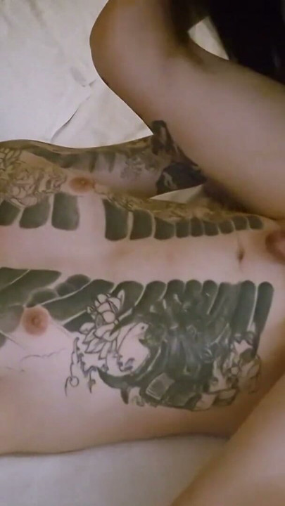 Se faire baiser par une belle ladyboy | Clip 1