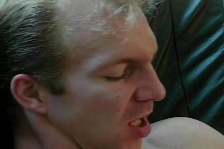 Cewek nakal dicrot di muka setelah ngentot sensual