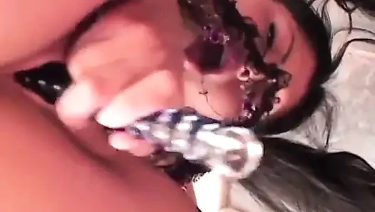 Latina-hure spielt mit ihrem spielzeug und wird dann von einem geilen typen gebohrt