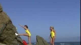Salvavidas lesbianas lamiendo coño en la playa