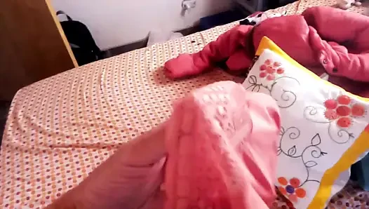 Brittany lagi asik muasin memeknya di ruang laundry