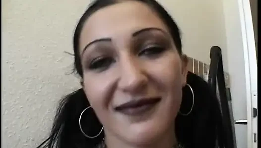 Süßes mädchen wird gebeten, ihren körper zu zeigen und sie folgt