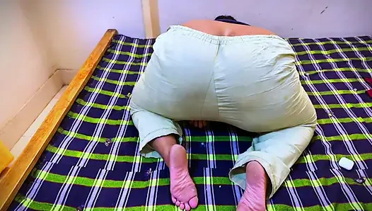 Collage mädchen beginnt Live-Show im hostel, als sie geil war