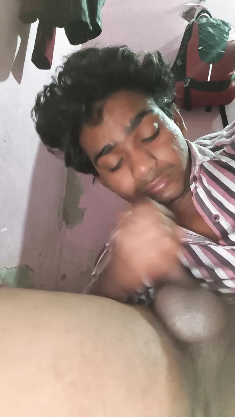 Desi heißer indischer junge lutscht schwanz in der nacht