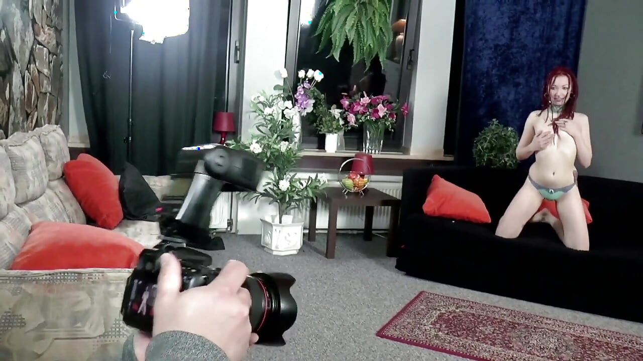 Gepierctes rothaariges küken wird von ihrem ficker in ihre muschi gefickt