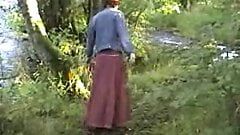 Istri eksibisionis dewasa bermain dengan dirinya sendiri di tepi sungai