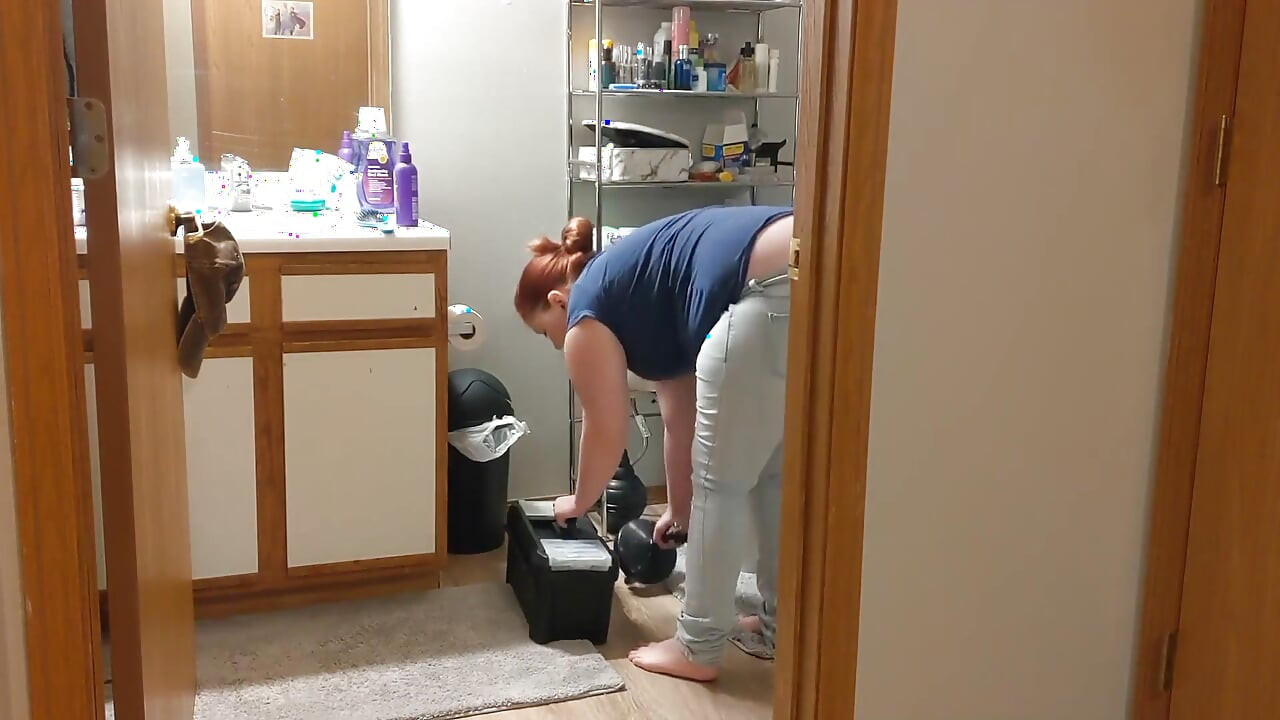 Female plumber's buttcrack