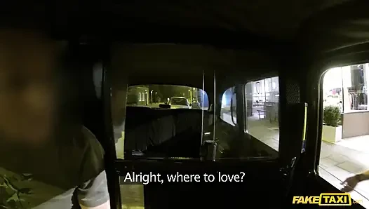 Fake taxi - muhteşem sarışın taksicinin zevki ve meme sikişleri için fit vücudunu sunuyor