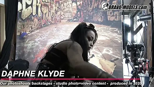 Pemotretan di belakang panggung daphne klyde - dewasa