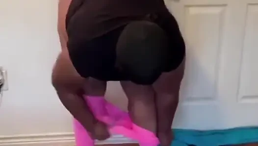 Fışkırtarak yere işiyor