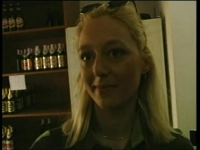 Frumoasă blondă suge pula și este futută