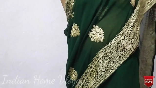 Aunty in a Sexy Saree wearing a bra