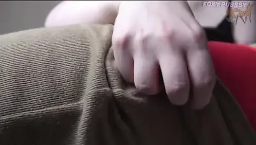 Yağ ve üvey kız kardeşle elle muamele büyük bir boşalmayı tetikliyor