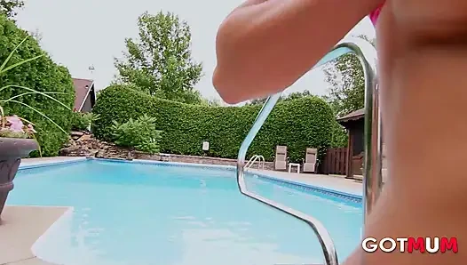 Got mum - eine milf mit dicken titten wird im pool hart gefickt