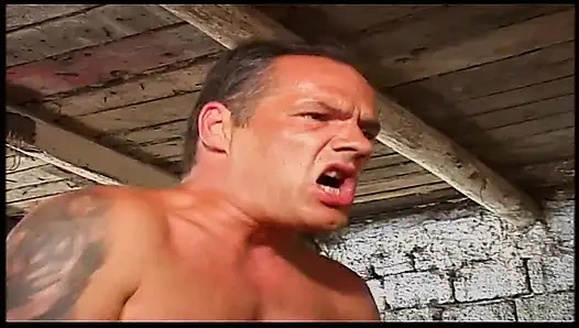 Klasik sarışın orta yaşlı seksi kadın ahırda ve açık havada perişan oluyor