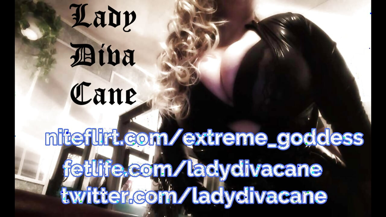 男束縛奴隸在電擊器中，肛門電擊塞被劃在束縛桌上