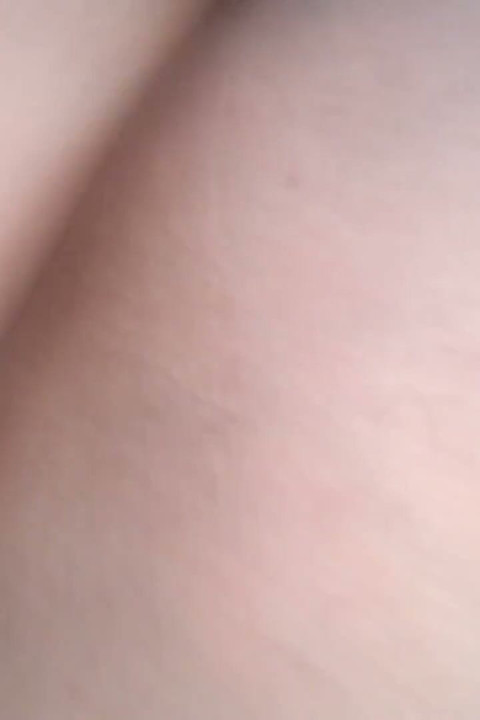 Después de que mi cornudo se fuera a trabajar, mi joven vecino vino a follarme