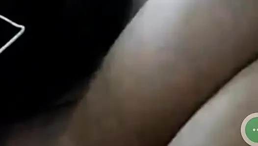 Yakın çekim ıslak amcığını oynuyor