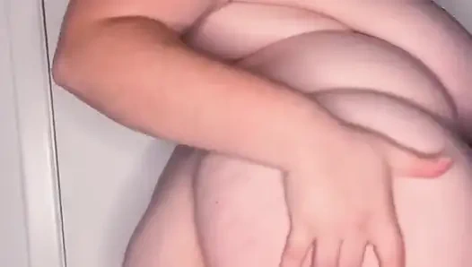 Руки вверх по сиськи подпрыгивает и кончает