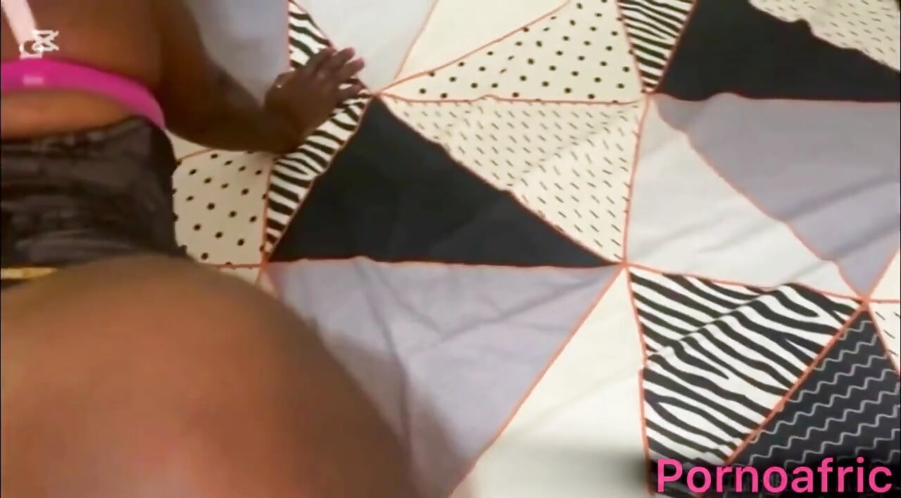 Sexy Madam Tries to Seduce Her Worker by Making Him Look at Her Pussy