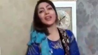 Hermosa mujer kurda en vestido kurdo para el sexo