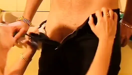 Cewek pirang diraba dalam di dapur yang ceroboh