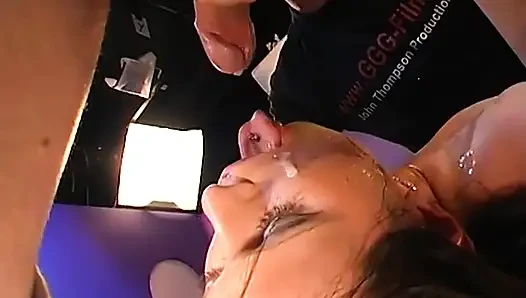Cewek nakal asia lagi asik fingering memeknya sampai muncrat berkali-kali