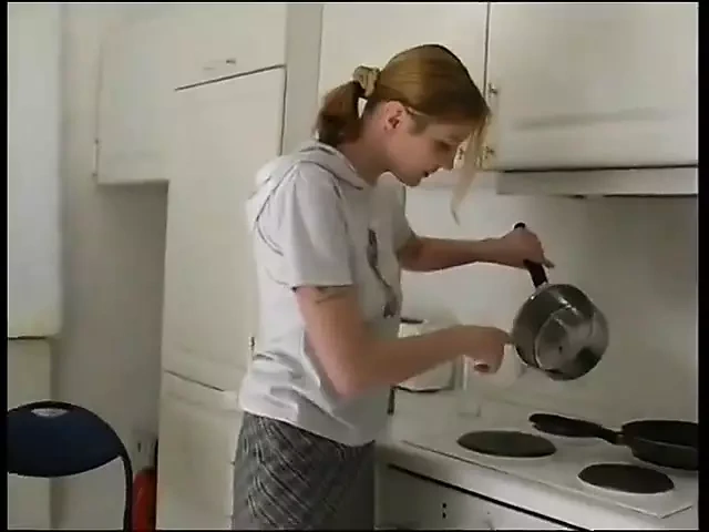 跆拳道！我的继父趁继母出去的时候又做了一次！