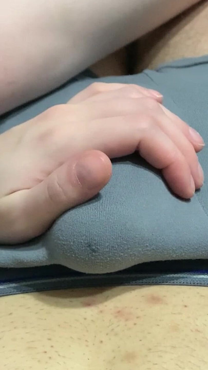 Quítate las bragas y saca tu polla, quiero jugar con ella