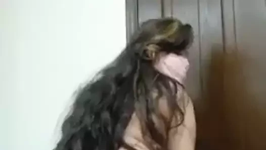 Mi prima mostrando su cuerpo desnudo