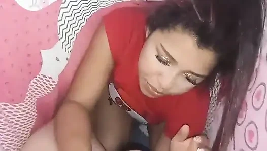 Ich habe gespielt und meine freundin kommt unter die decke und beginnt mich zu masturbieren