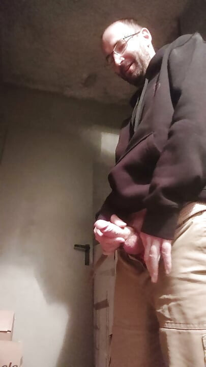 Honění v suterénu domu