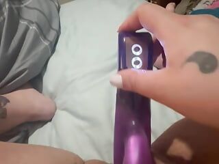Une BBW se masturbe avec un gode violet jusqu’à l’orgasme