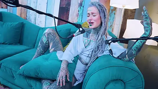 Aku berbicara tentang H - Happiness - ASMR podcast SFW berbicara dengan gadis kurus gothic bertato rambut gimbal