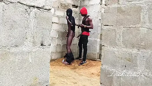 Zenci sümüklü beli tamamlanmamış bir binanın duvarına sikiliyor