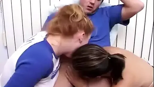 Des adolescentes sexy chevauchent une bite bien dure et chargée dans la chambre