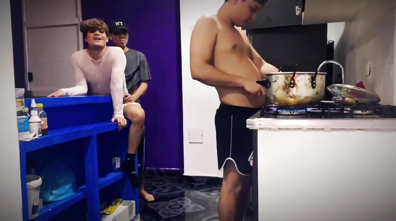 FEMBOY FODE A MELHOR AMIGA DO NAMORADO PELAS COSTAS