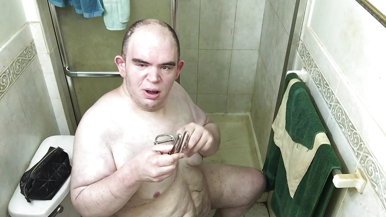 FatAssSmallDick Chris CRS uses anal spreader and giant butt plug