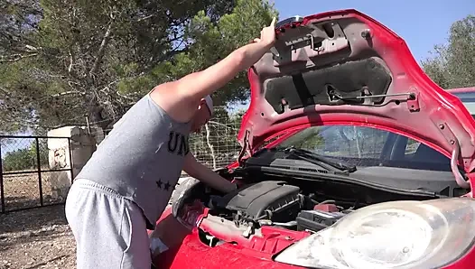 Schlampe bekommt ihre muschi von hinten gefickt, während sie einen anderen großen schwanz lutscht