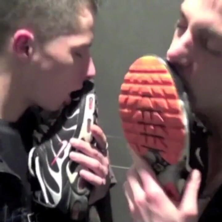 Un scally garçon baise dans des baskets