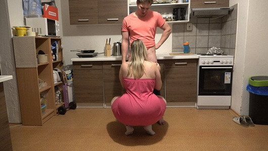 Ce jeune couple adore baiser dans la cuisine