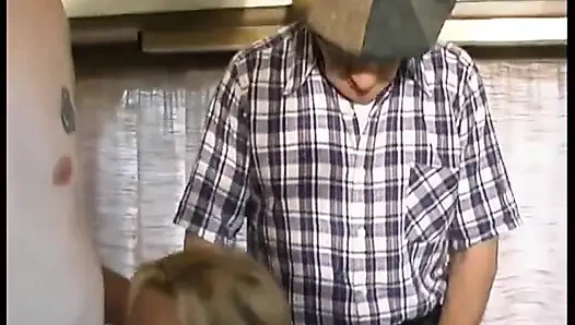 Yaşlı bir sapık sikişirken başkalarına bakmayı seviyor!