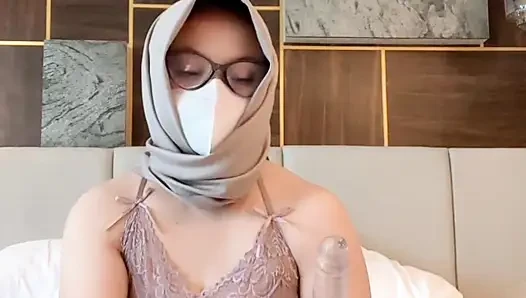 Женщина в белье, стукающая сзади
