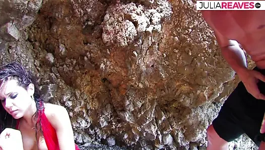 Seksi kız plajda iki yarak emdikten sonra çifte sikiliyor