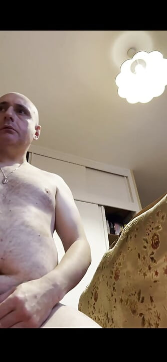 Predmet u guzici i drkanje, a zatim svršavanje