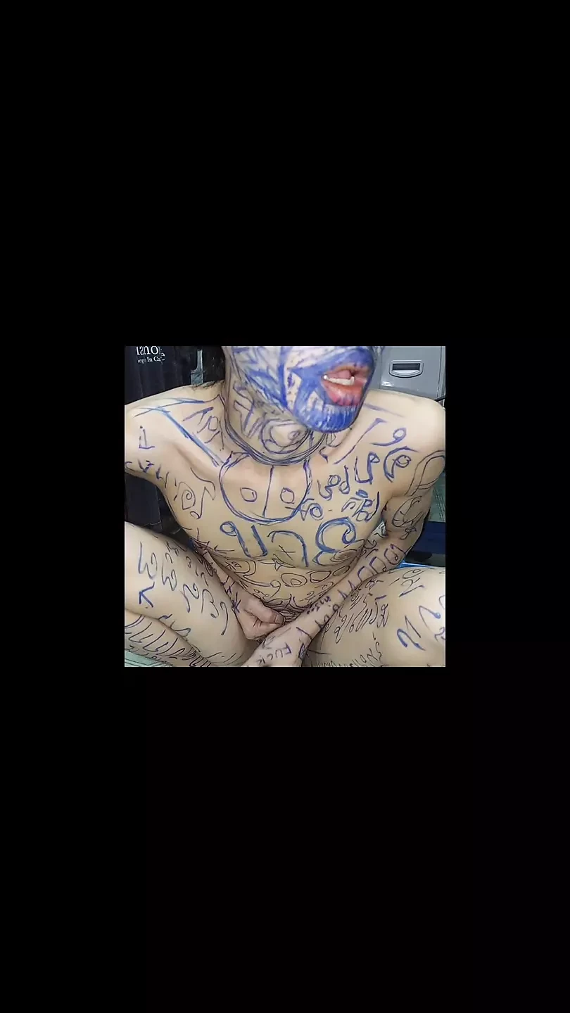 A ordonat unui sclav să-și scoată hainele și să zboare un zmeu, arătând un stilou pentru a desena caractere clovn.