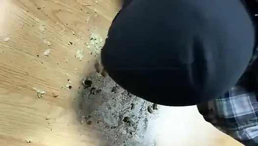 Yemeğini ayaklarım sayesinde alıyor...