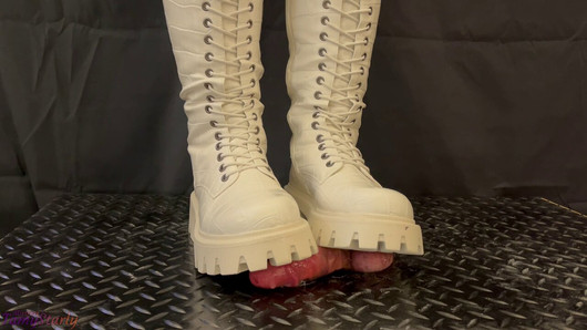 Piétinement de bite dangereux, bottes de combat blanches et noires avec tamystarly - bootjob, ballbusting, cbt, piétinement, écrasement de bite