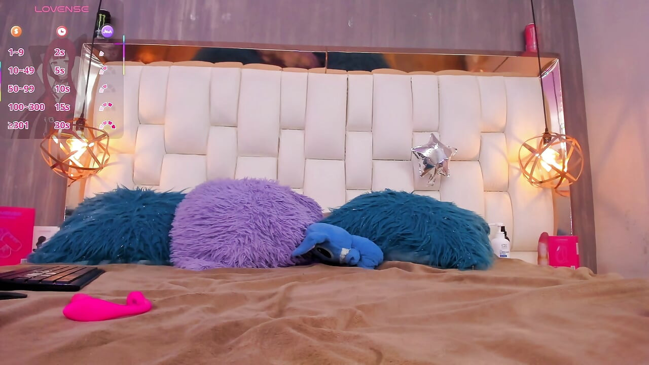 Mooi trans meisje geniet van haar avontuur en heeft meerdere orgasmes